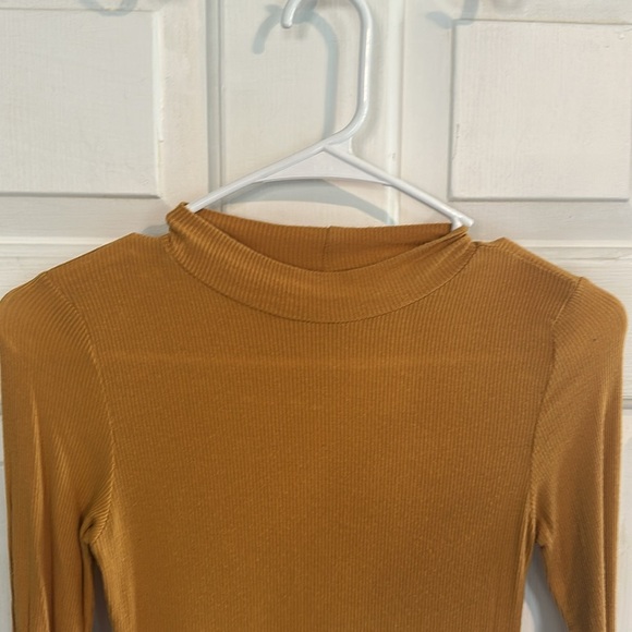 Timing size small yellow long sleeve women’s - Picture 2 of 3